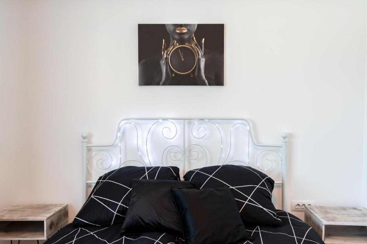 Spacious And Cozy Apartment In Central Bucarest Esterno foto